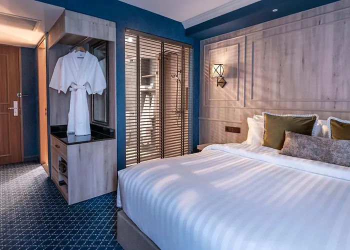 Montraj Coach Sukhumvit Hotel 4*